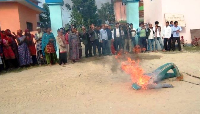 कञ्चनपुरको लालझाडी गाउँपालिका कार्यालयको अगाडी पुत्ला दहन