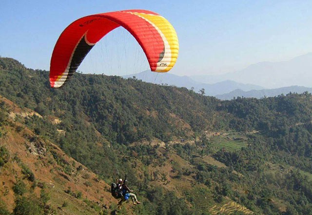 दैलेखको आकाशमा प्याराग्लाइडिङ