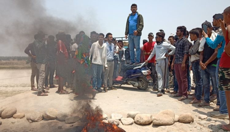 हुलाकी सडक निर्माणमा ढिलासुस्ती भएको प्रति स्थानीयद्वारा दबाब स्वरुप २ घण्टा सडक बन्द 