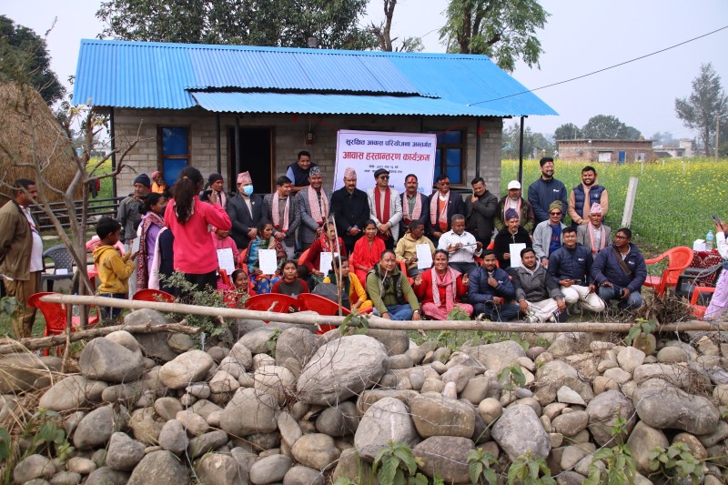 लालझाडी गाउँपालिकामा विपन्न परिवारलाई सुरक्षित आवास हस्तान्तरण