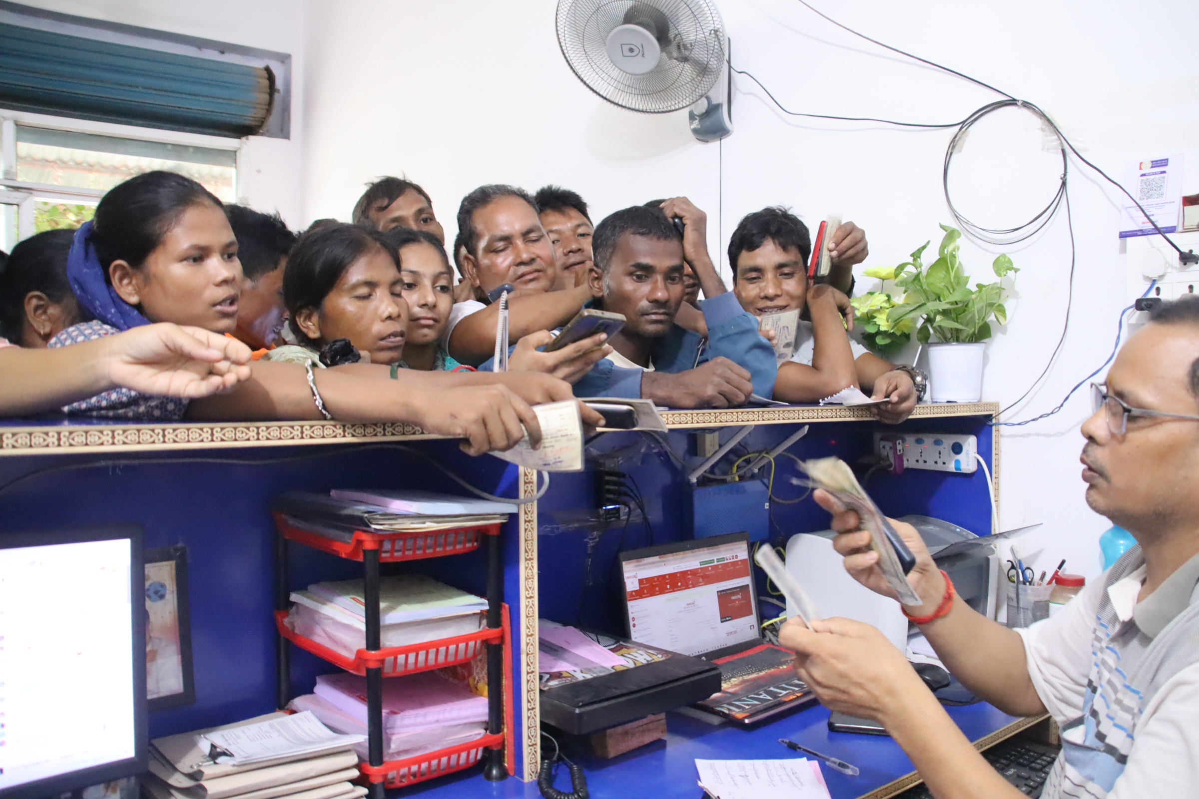 लालझाडीका १५६ अतिसंकटासन्न परिवारलाई एमरेड कार्यक्रम अन्तर्गत नगद सहयोग