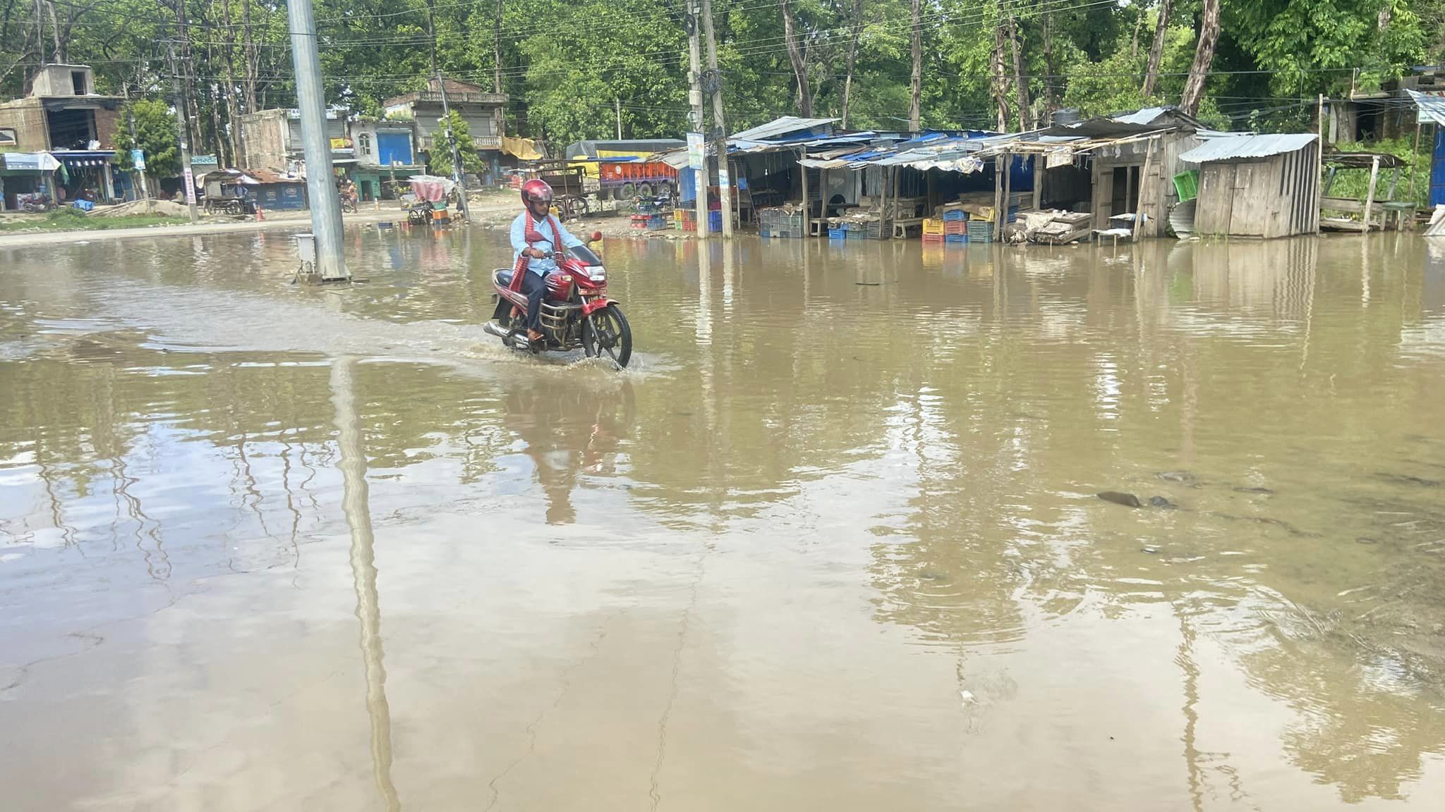 पानीको निकास थुनिँदा कलुवापुर बजार जलमग्न